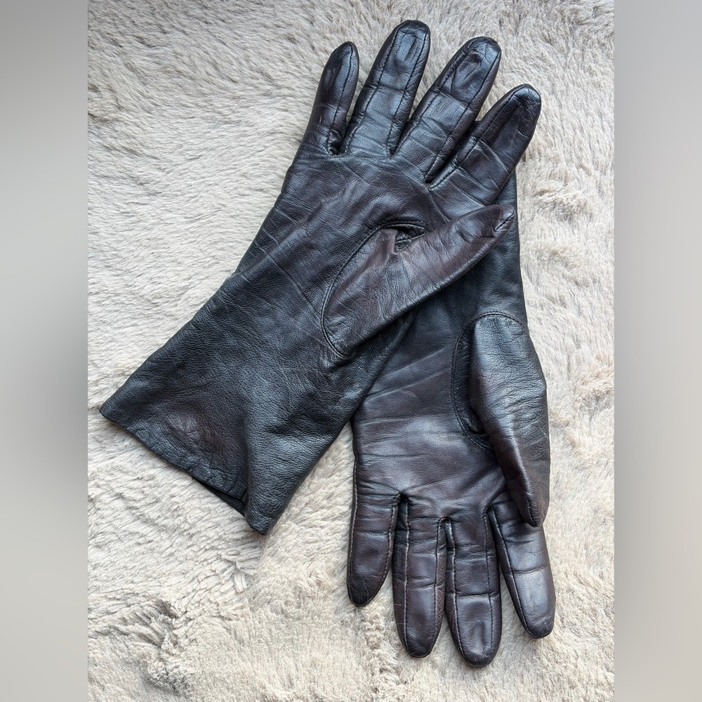 Vtg black leather gloves,  in size 7.5. crafted from goat skin. Exc condition.